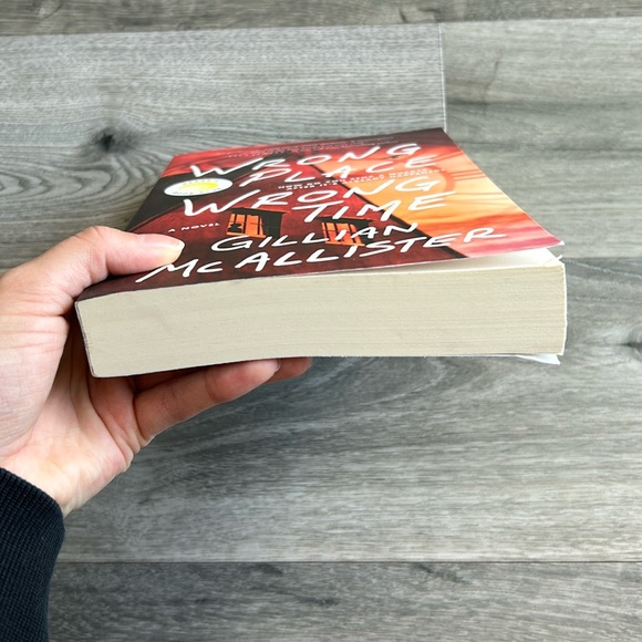 🌸 3 For $20 🌸 Wrong Place Wrong Time by Gillian McAllister (Book/Novel) - Picture 5 of 5